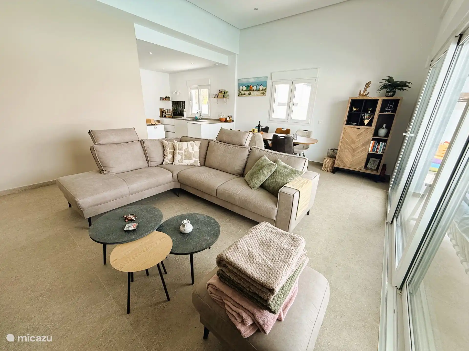 Ruime living met half open keuken, comfortabel en stijlvol