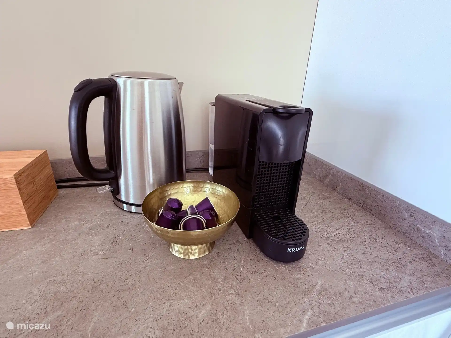 Nespresso-Kaffeemaschine und Wasserkocher