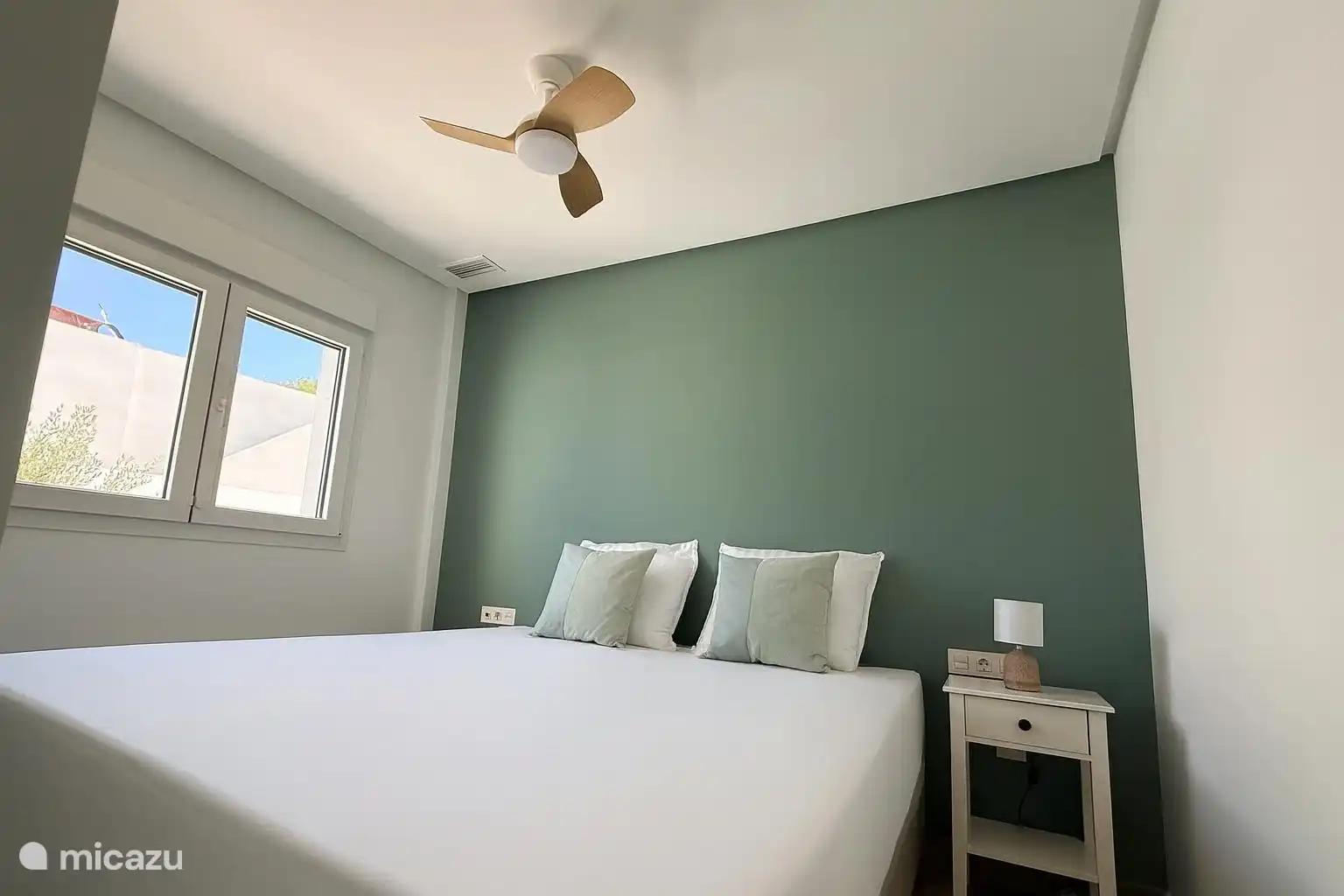 Grünes Schlafzimmer mit 2 Einzelbetten, die auch als Doppelbett zusammengestellt werden können