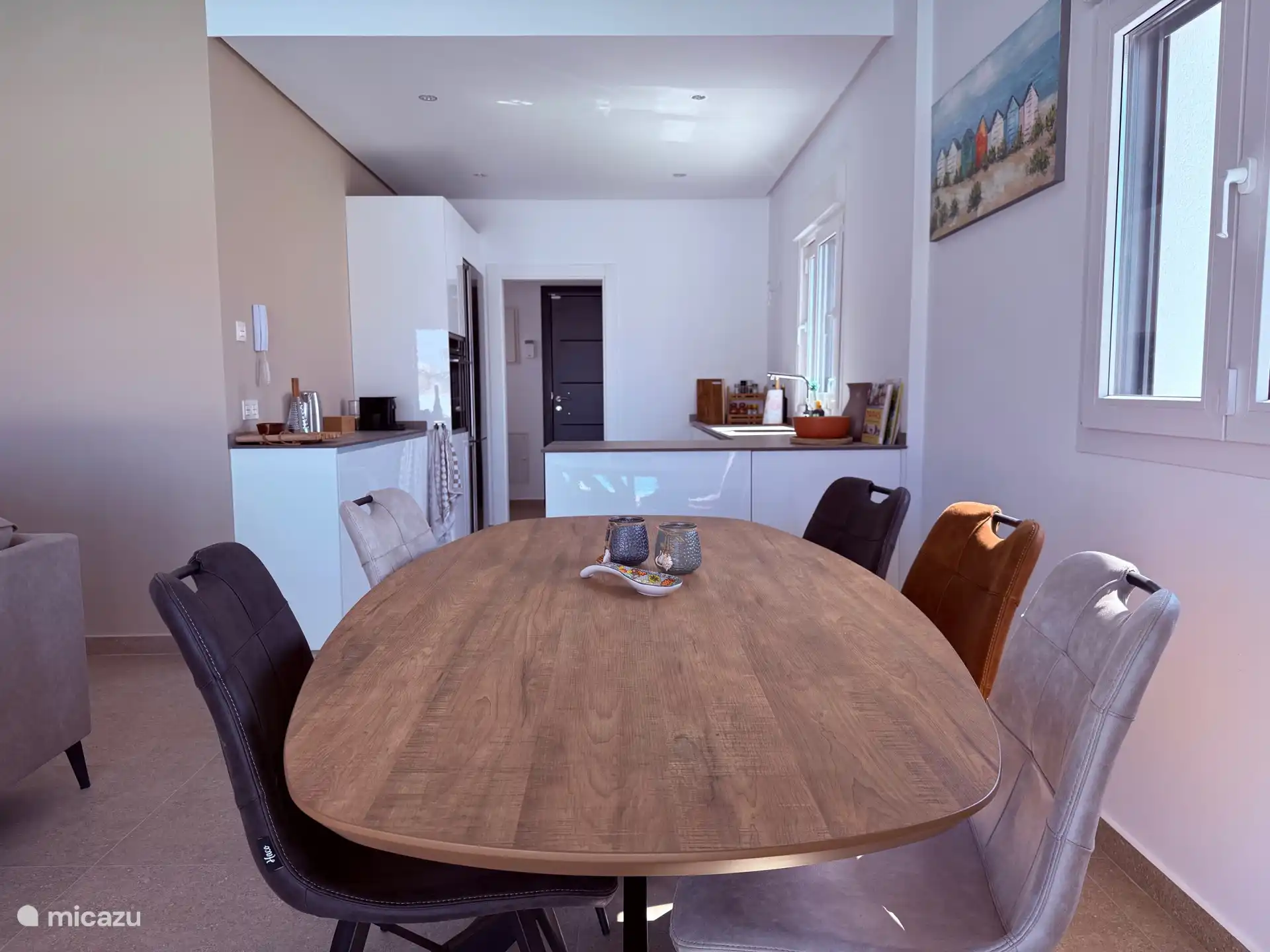 Großer Esstisch für sechs Personen für ein langes Abendessen oder zum Spielen