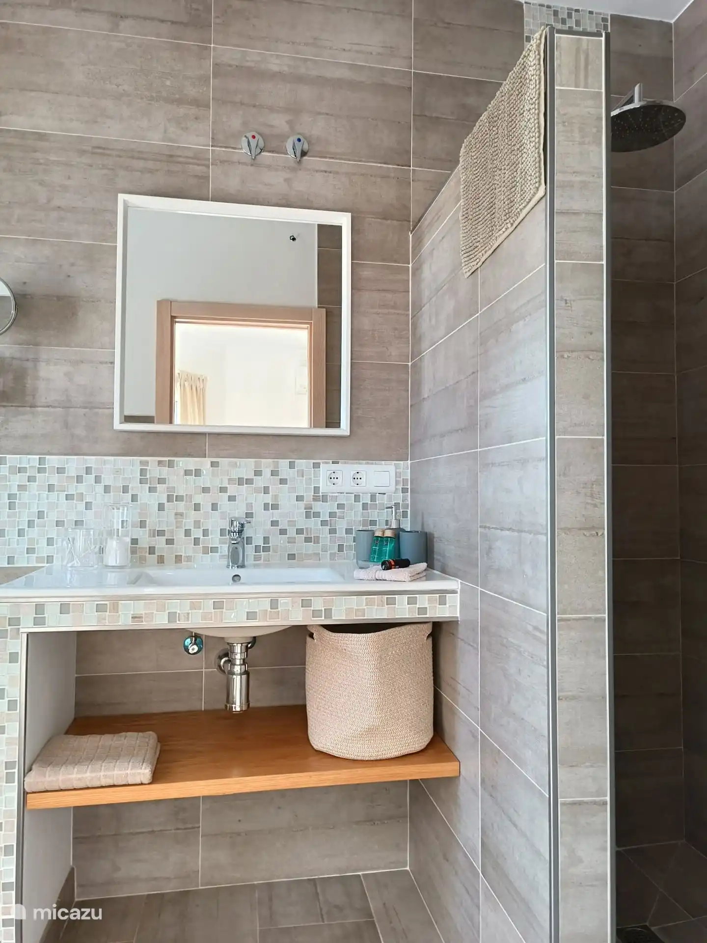 Badkamer - douche, wastafel, toilet