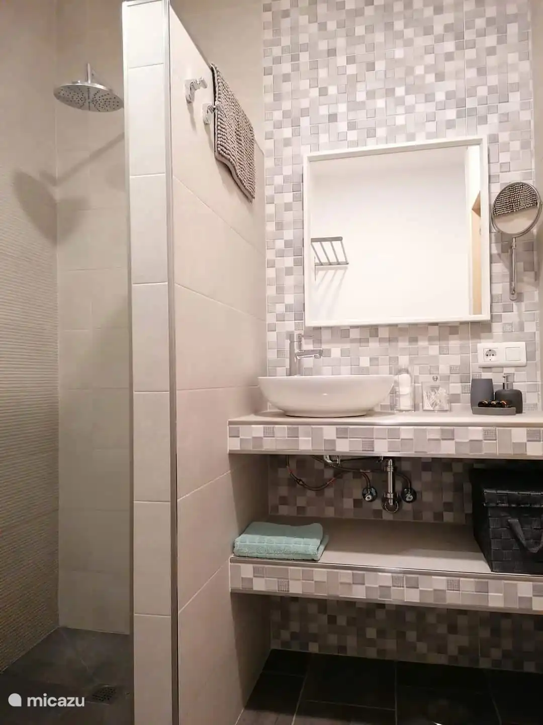 Badkamer - douche, wastafel, toilet