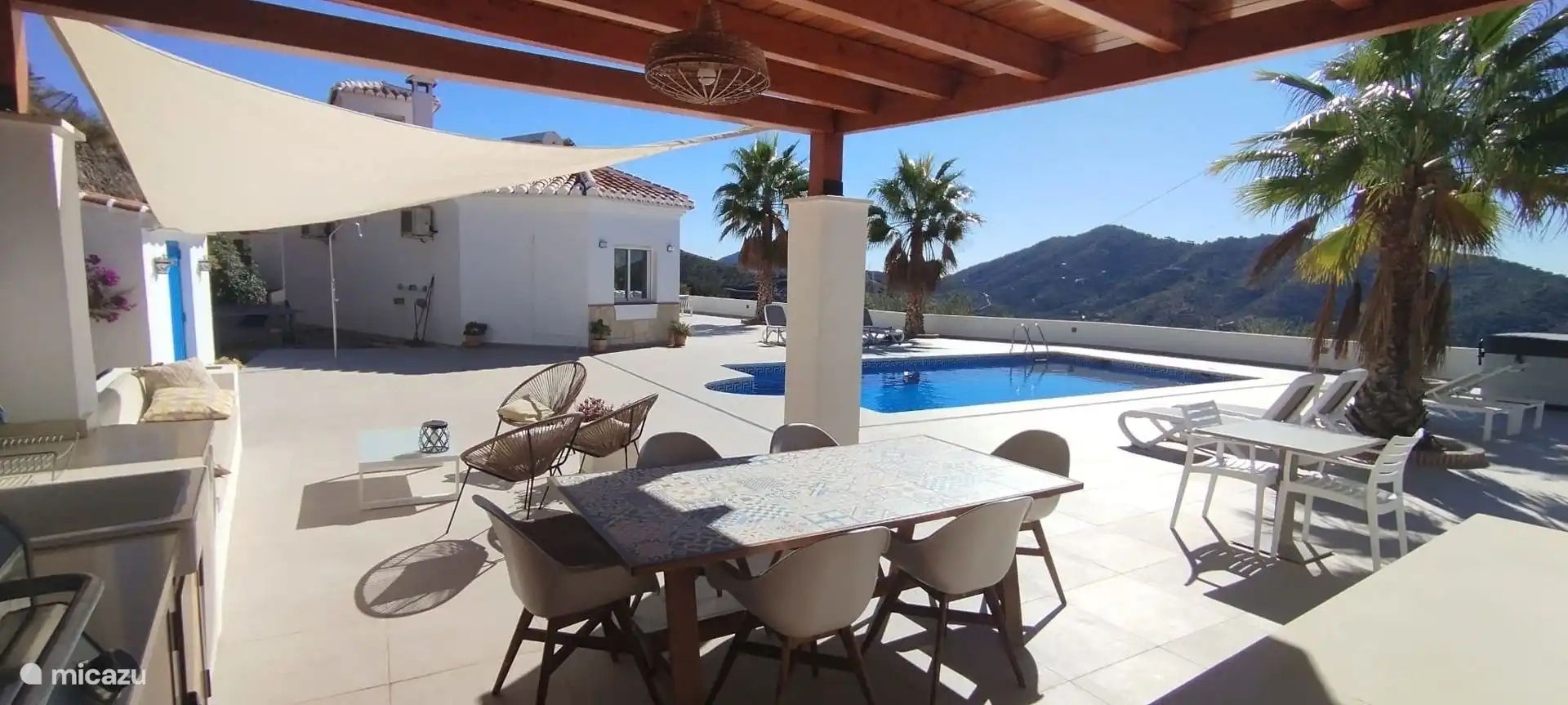 Buitenkeuken en lounge