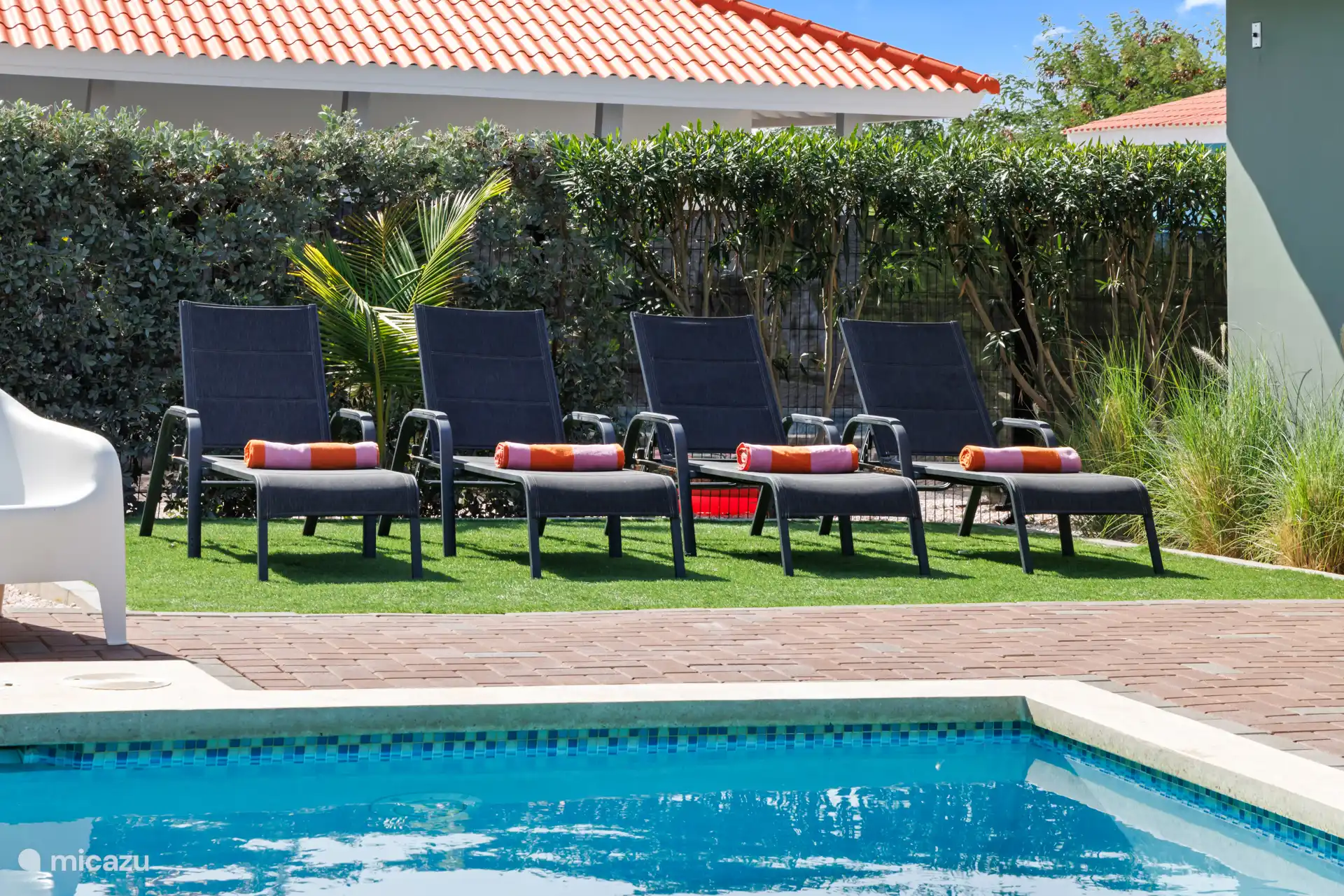 Sonnenliegen und Kunstrasen Villa 1