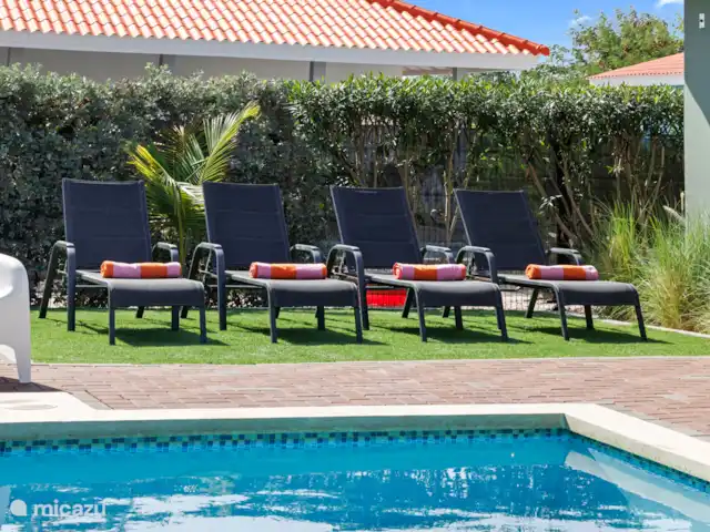 Villa Dushi Mundu | Curaçao, Banda Abou (ouest), Cas Abao - villa Chaises longues et gazon artificiel Villa 1