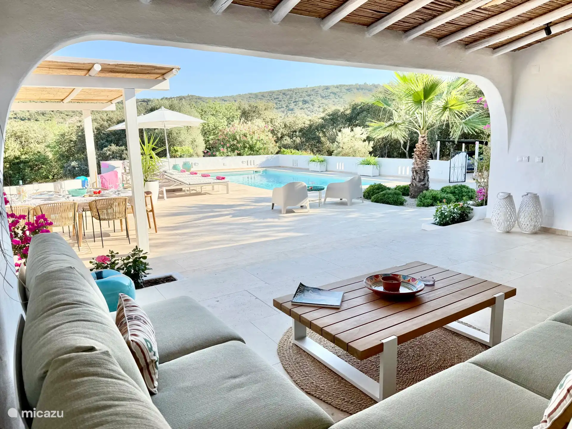 Desde la amplia terraza se puede caminar directamente a la cocina al aire libre y a la piscina 