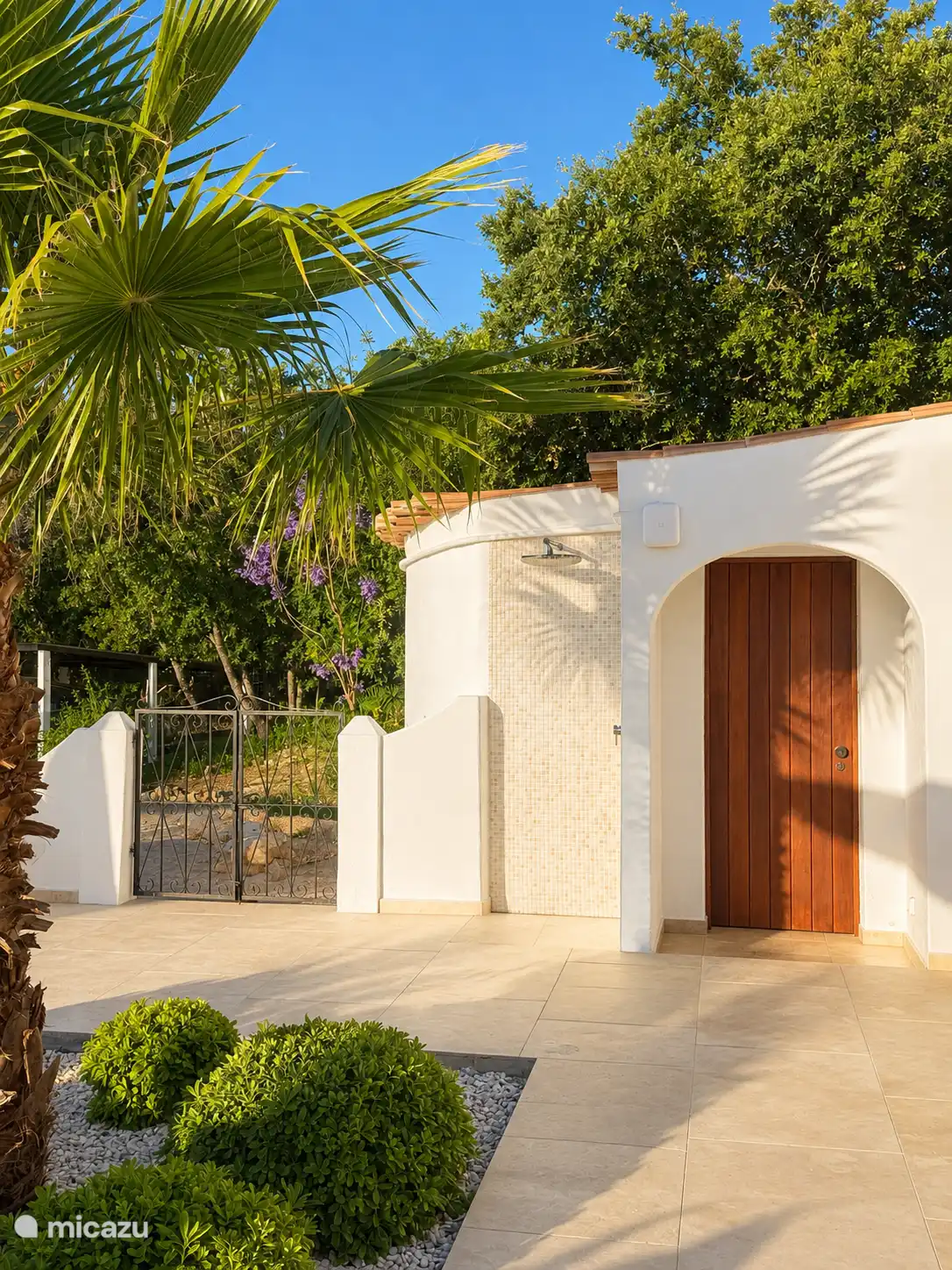 De poolhouse staat los van het zwembad en bevindt zich tevens aan het zwembad.