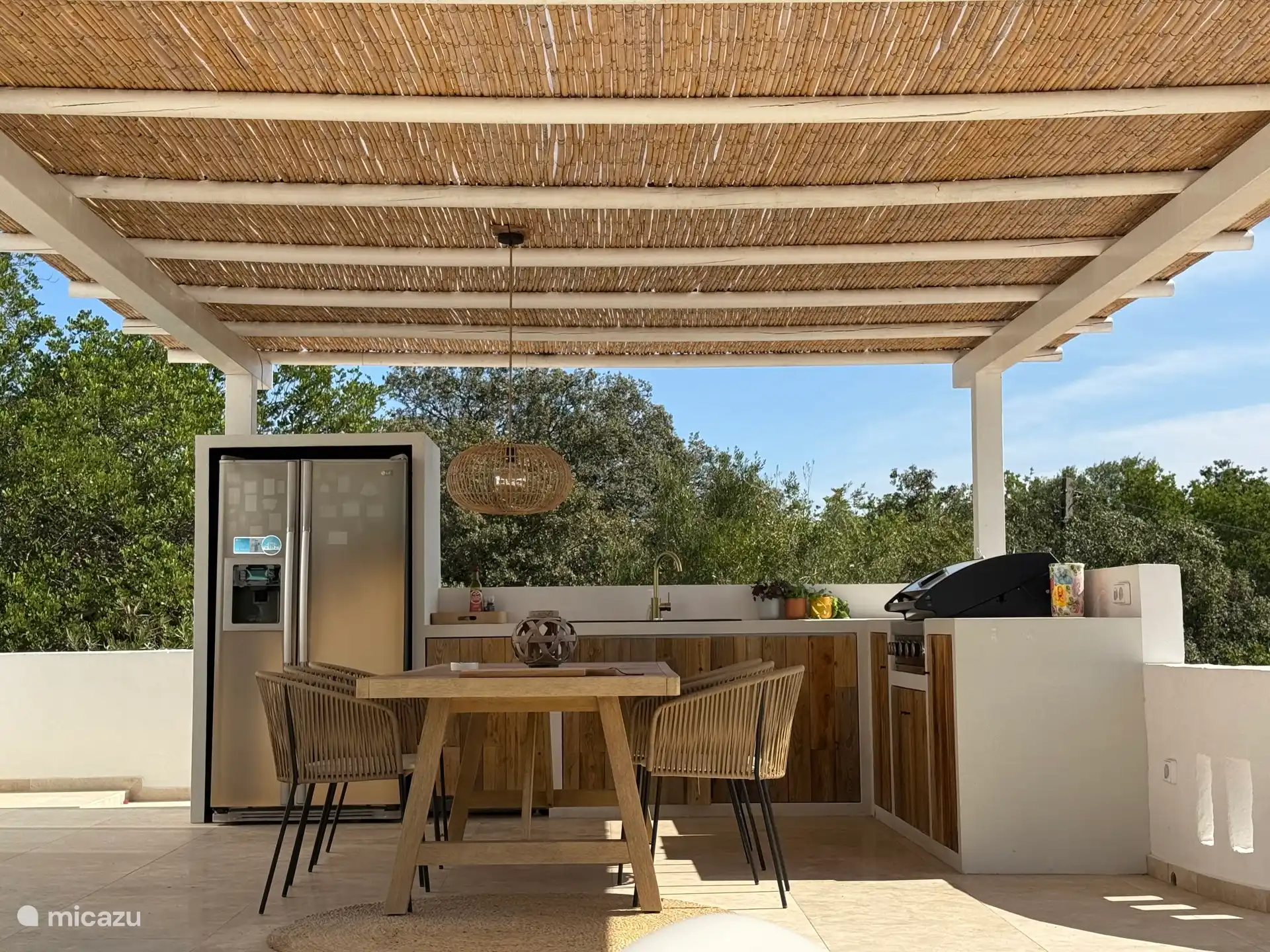 ¡La cocina al aire libre es el lugar central de la casa si te encanta el aire libre! Incluso lavavajillas, nevera americana y barbacoa y su propia vajilla.