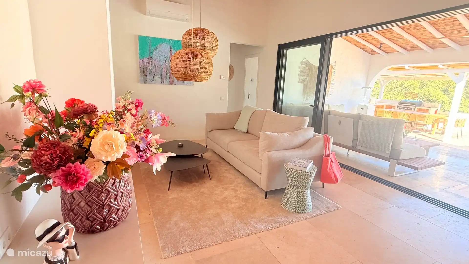 Met nieuwe bank, kleed en aankleding wordt het huis steeds gezelliger.