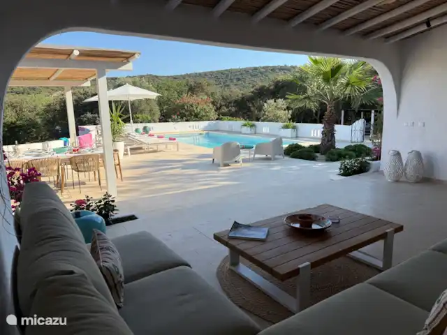 Casa da Madeira | Portugal, Algarve, Loulé - villa Avec la véranda spacieuse, l’intérieur est aussi à l’extérieur et l’extérieur est aussi à l’intérieur.