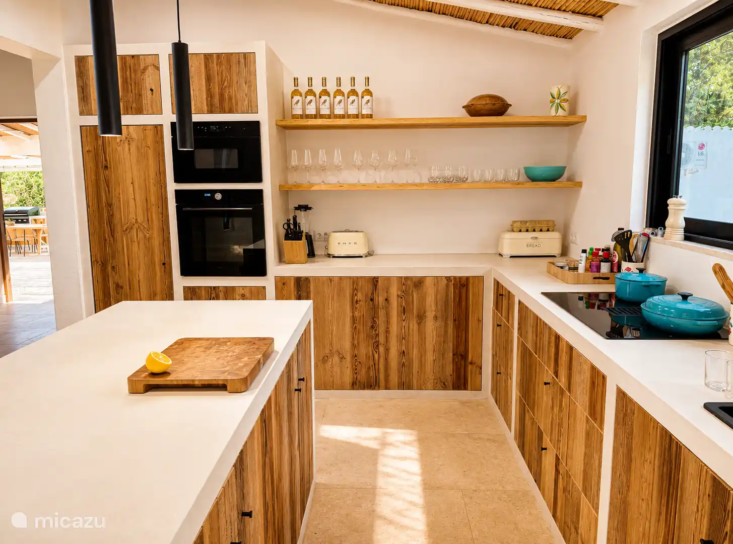 Een keuken voorziet van alle gemakken: koffiezetapparaat, broodrooster, tosti-ijzer, waterkoker, airfryer, pannenset, creuset pannen, sinasappelpers, koelkast, vriezer, Magnetron/oven.