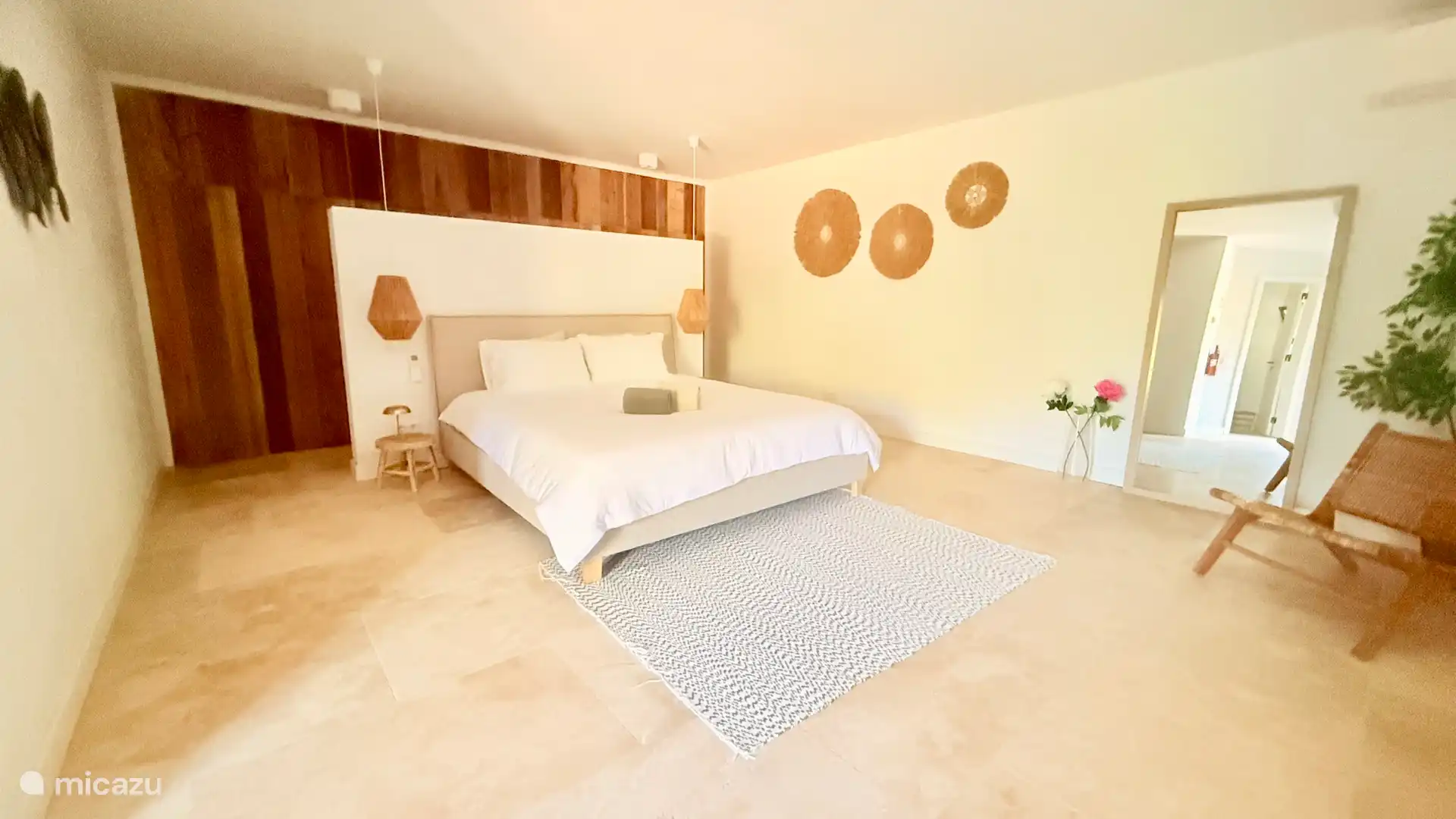 De master bedroom bevindt zich samen met slaapkamer 2 onder de buitenkeuken en het zwembad. Met een heerlijk bad, douche en dubbele badkamer is er tevens ruimte voor een kinder bedje. 