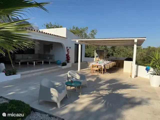 Casa da Madeira | Portugal, Algarve, Loulé - villa Le sol autour de la piscine a été lu à l’intérieur, ce qui donne un surplomb supplémentaire à la maison.