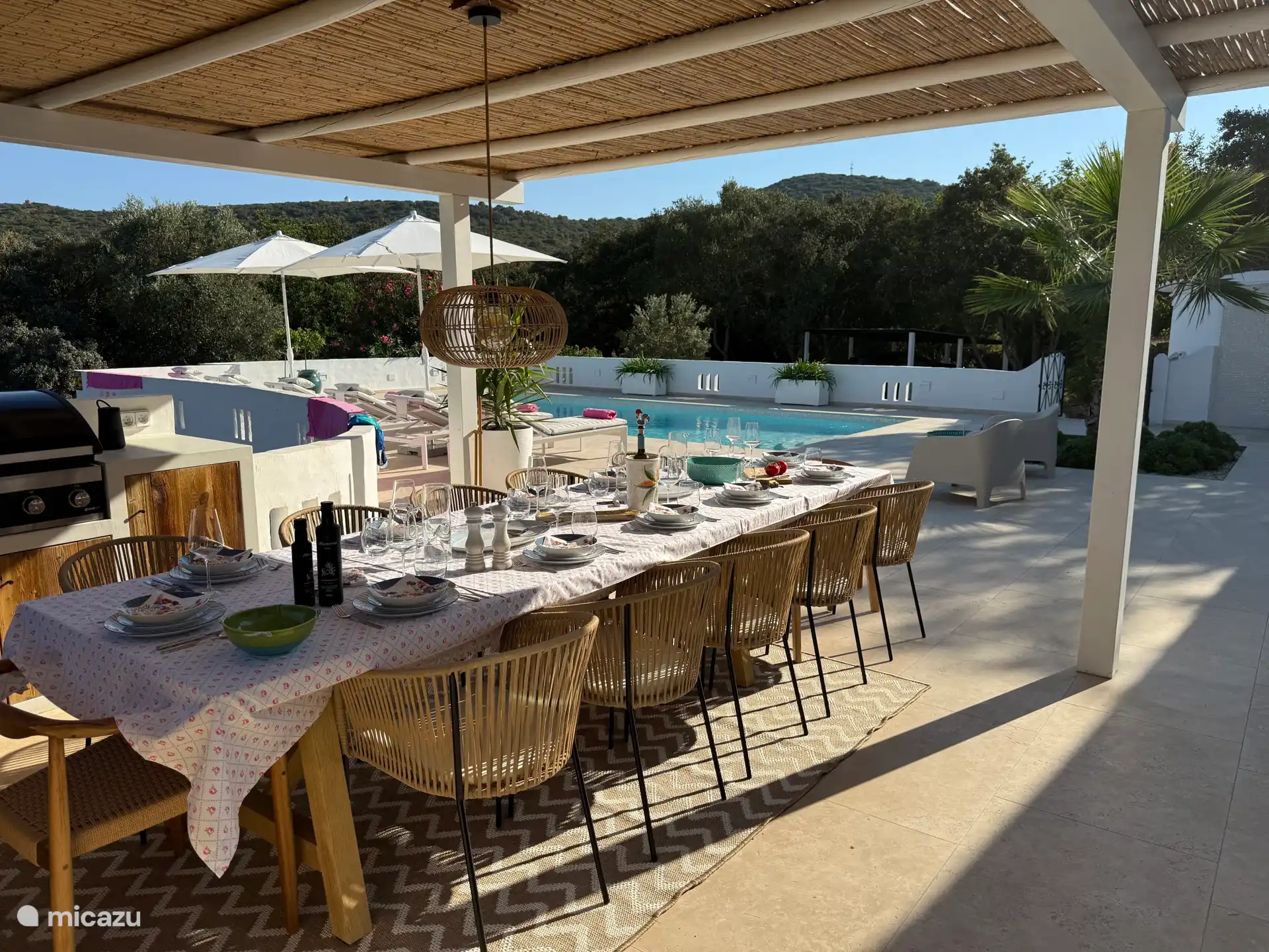 La mesa de comedor en la cocina al aire libre es un punto central en Casa da Madeira. Acogedora barbacoa y sobremesa, pero también cocinando con el sol poniente, ¡qué foto!