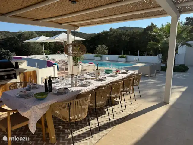 Casa da Madeira | Portugal, Algarve, Loulé - villa La table à manger de la cuisine extérieure est un point central de la Casa da Madeira. Un barbecue confortable et un après-dîner mais aussi cuisiner avec le soleil couchant, quelle image !
