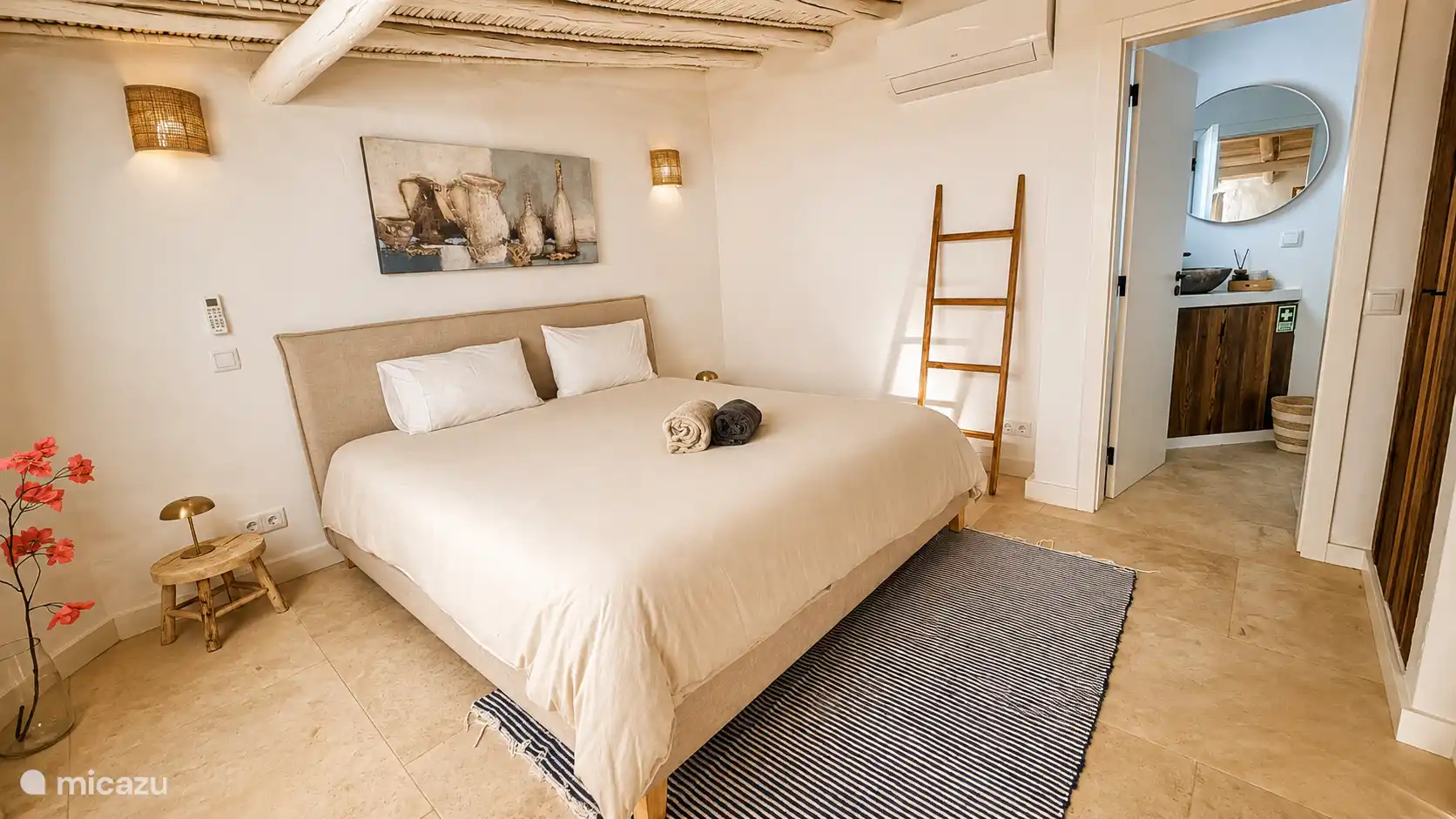 Deze slaapkamer noemen wij de poolhouse. Een meter vanaf het hoofdhuis en direct aan het zwembad. Apart together!