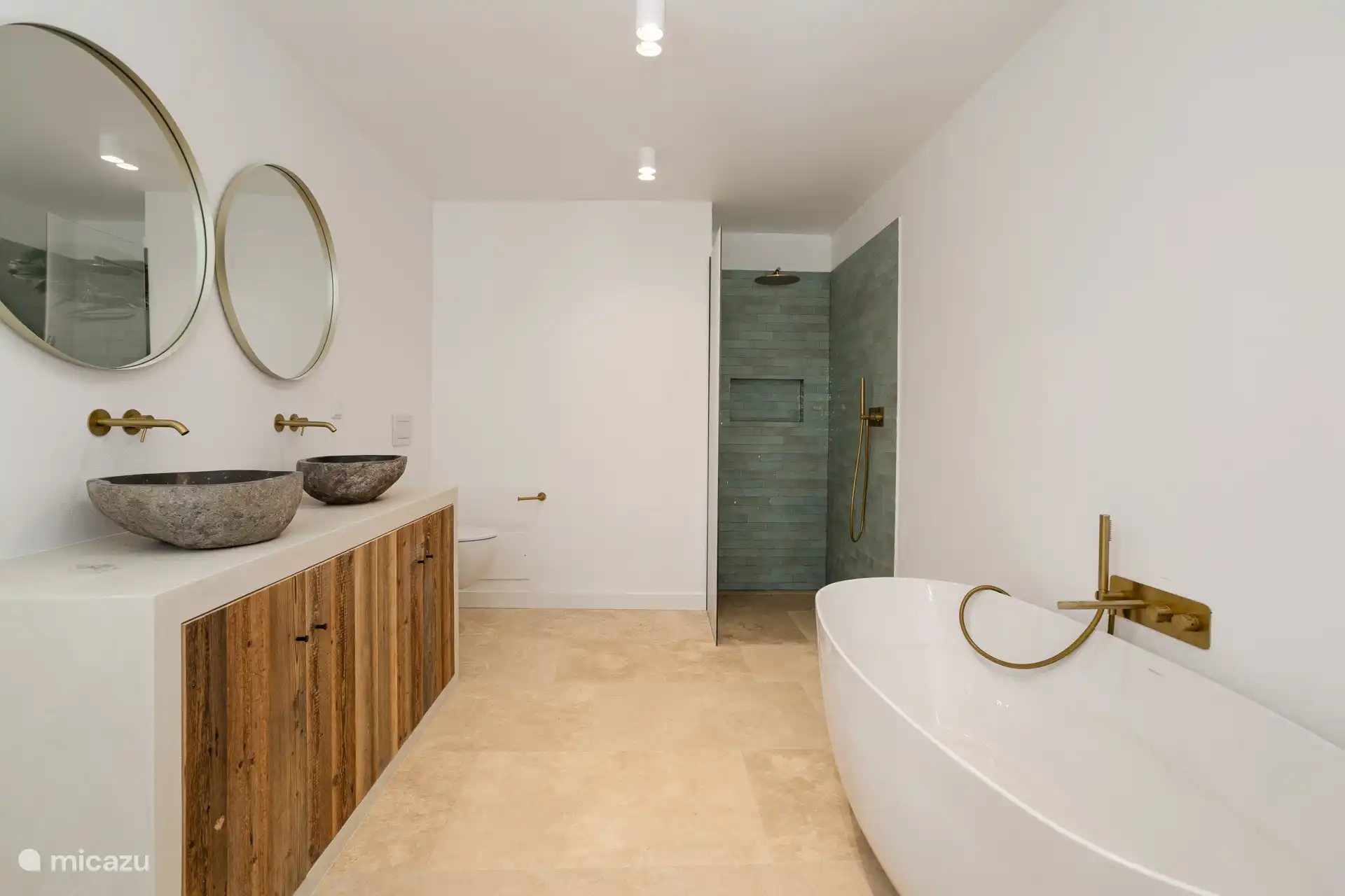 Cada habitación tiene su propio baño y aseo. Solo el principal (ubicado debajo de la piscina) también tiene el lujo de un baño.