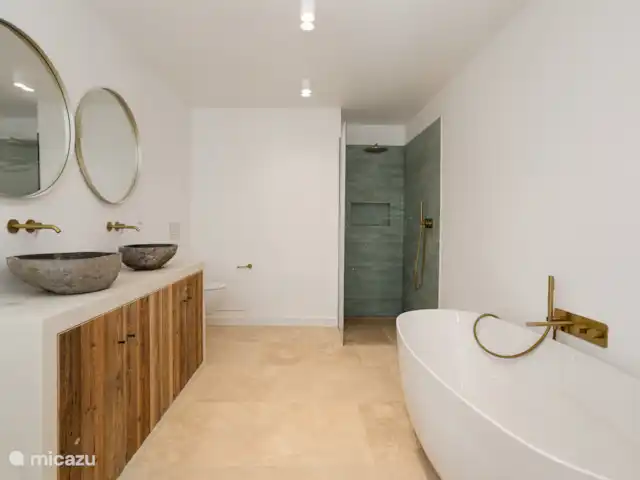 Casa da Madeira | Portugal, Algarve, Loulé - villa Chaque chambre dispose de sa propre salle de bain et de toilettes. Seul le master (situé sous la piscine) a également le luxe d’une baignoire.