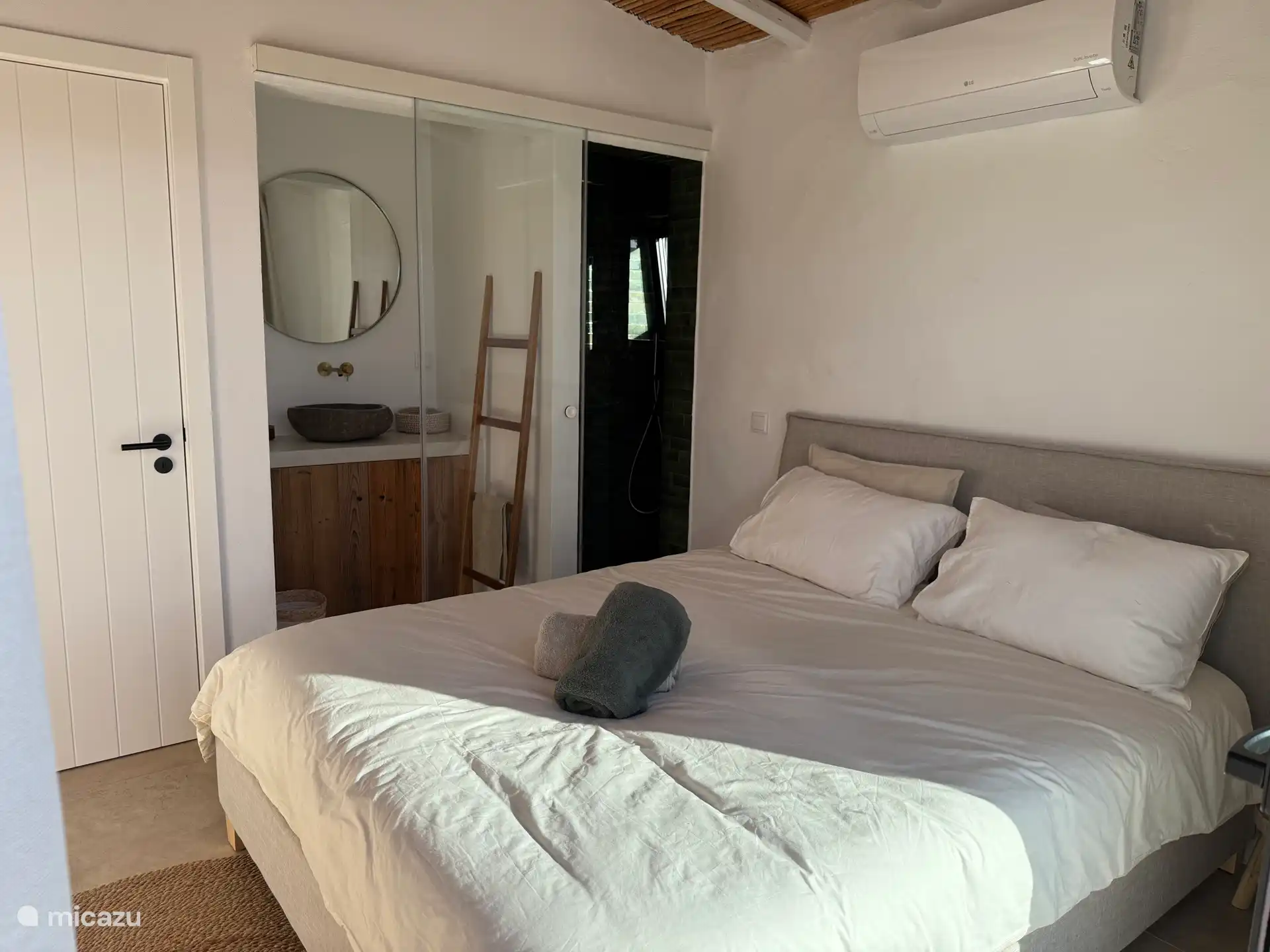 Cada habitación tiene su propio baño, aseo y aire acondicionado.