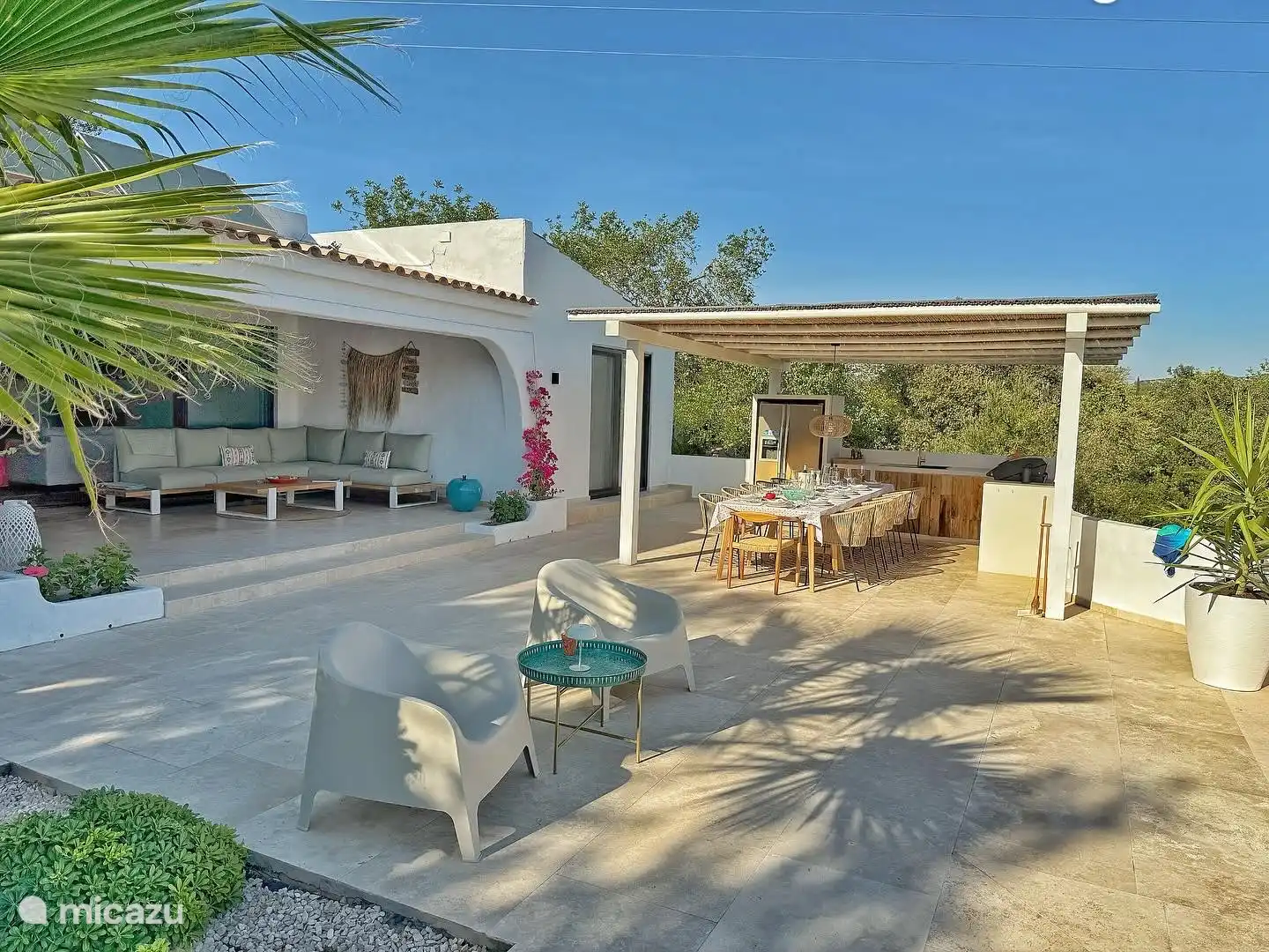 ¡La cocina al aire libre y la terraza son maravillosas áreas de descanso!