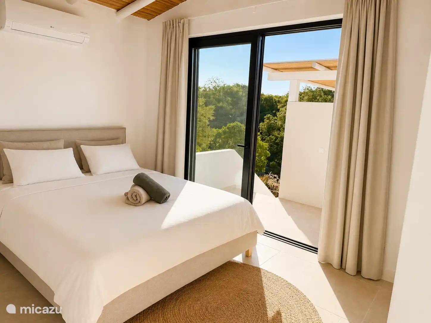 In het basishuis bevindt zich een master bedroom en deze 2 slaapkamers met een douche en een 160cm bed. Deze zit naast t zwembad.