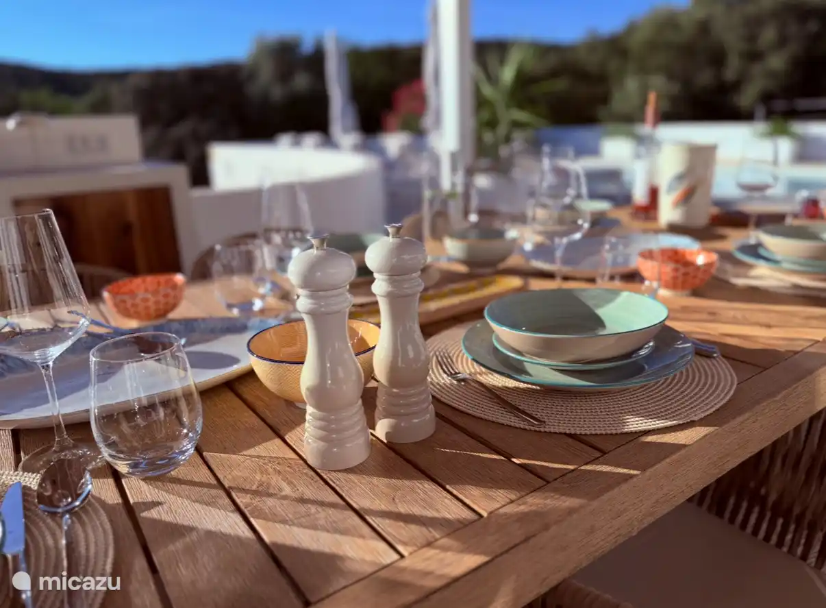 ¿Quién se une aquí? La cocina al aire libre es lo que hace que Casa da Madeira sea tan acogedora y el interior también es exterior y el exterior también es interior.