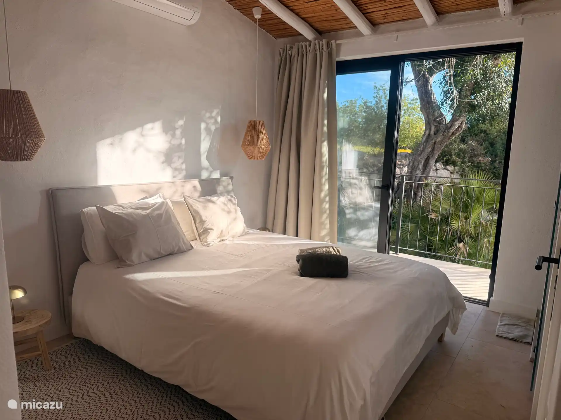 Slaapkamer 4 heeft ook een eigen douche en toilet. Met dit uitzicht zie heden zon opkomen dus blijf je net iets langer liggen.