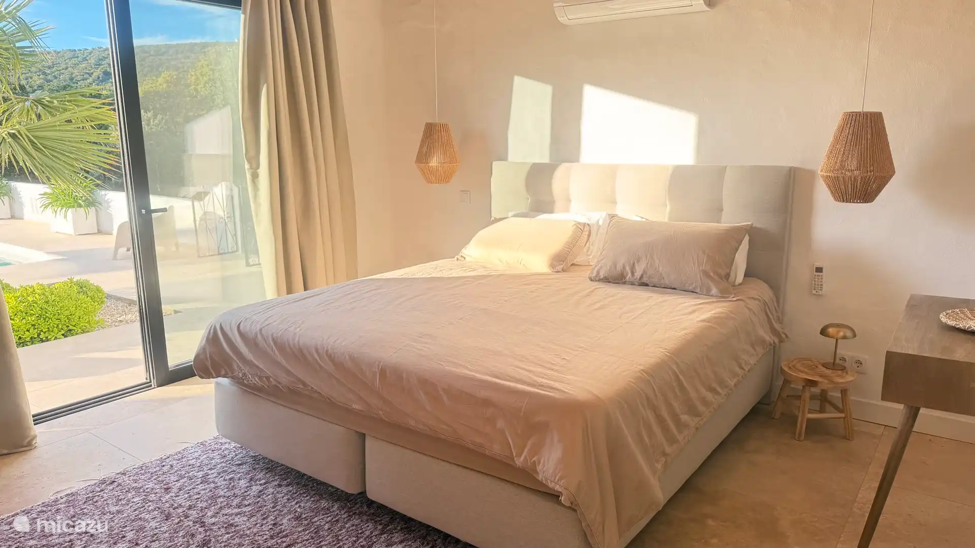 Slaapkamer 3 is de master op de brgane grond met uitzicht op de palmboom en tevens een heerlijke zonsopgang! Een eigen badkamer met toilet en douche met dubbele wasbak.