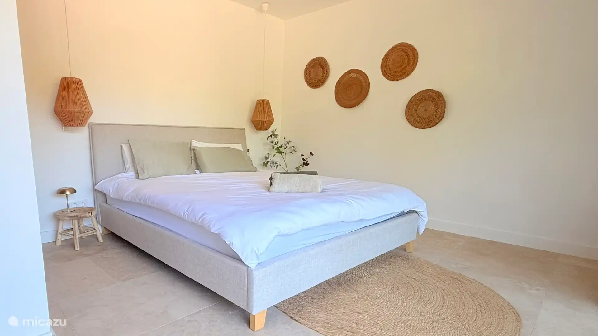 De 2e slaapkamer beneden is een erg prettige slaapkamer met schitterend uitzicht, een aparte badkamer met dubbele wastafel, toilet en douche.