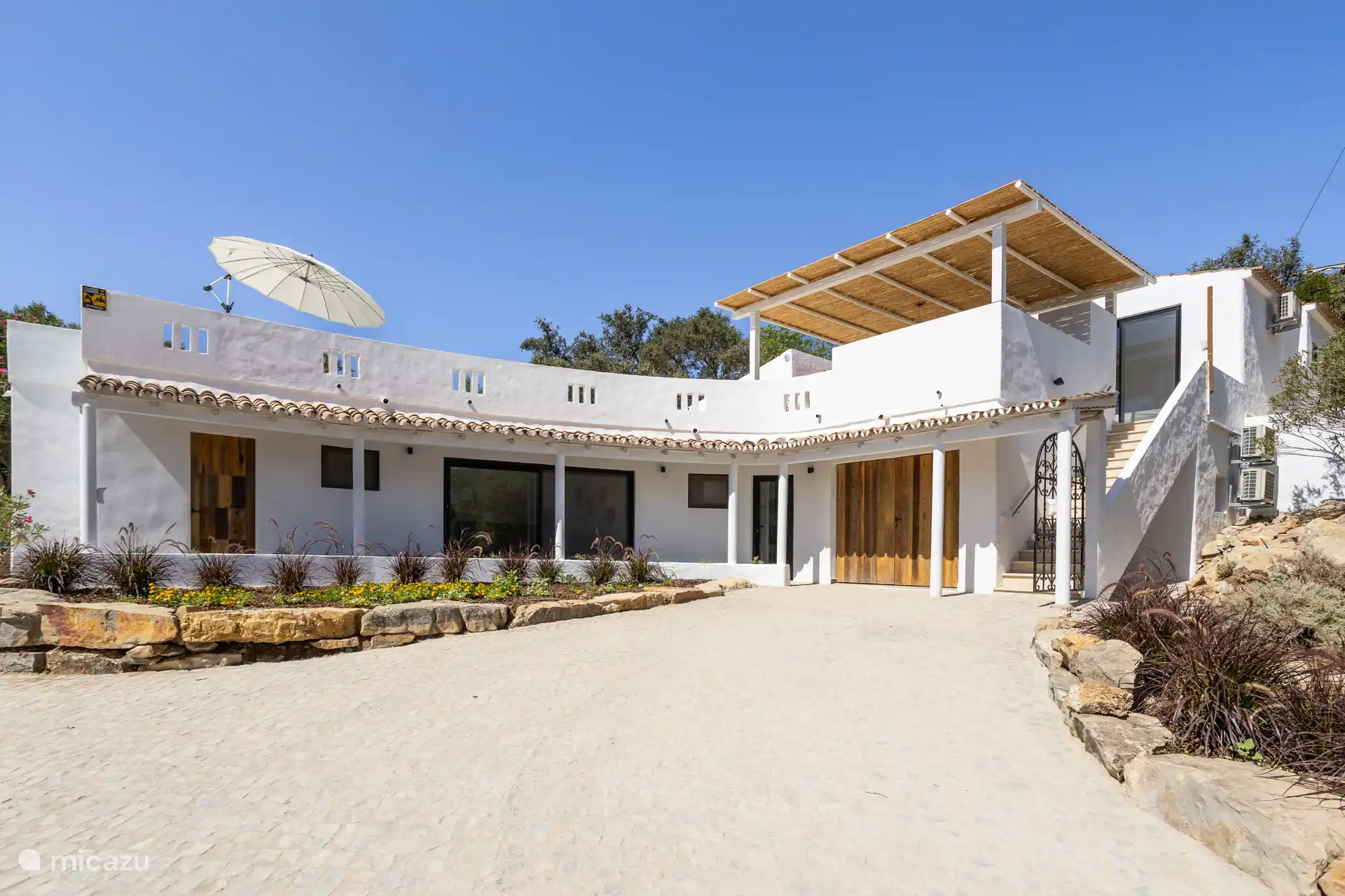 La casa tiene 4 dormitorios en la planta baja en el '1er piso'. Debajo de la terraza, junto al garaje, hay 2 amplios dormitorios adicionales con baños en suite, 1 de los cuales tiene bañera.