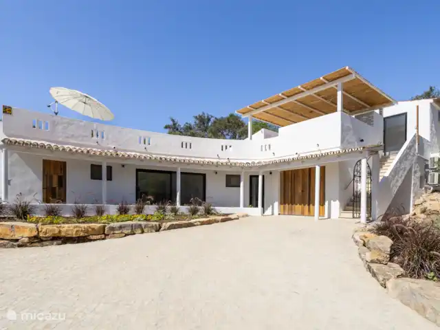 Casa da Madeira | Portugal, Algarve, Loulé - villa La maison dispose de 4 chambres au rez-de-chaussée au 1er étage. Sous la terrasse, à côté du garage, il y a 2 autres chambres spacieuses avec salles de bains privatives, dont 1 avec baignoire.