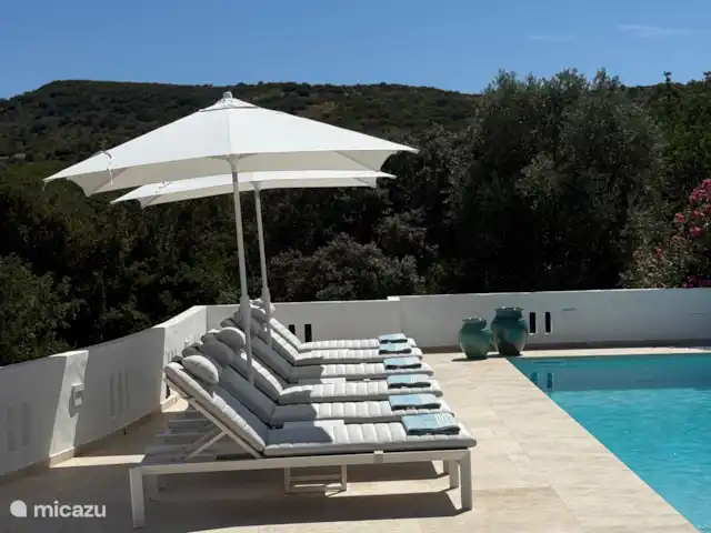 Casa da Madeira | Portugal, Algarve, Loulé - villa Les transats sont avec de jolis oreillers. Des lits supplémentaires sont également disponibles si nécessaire.