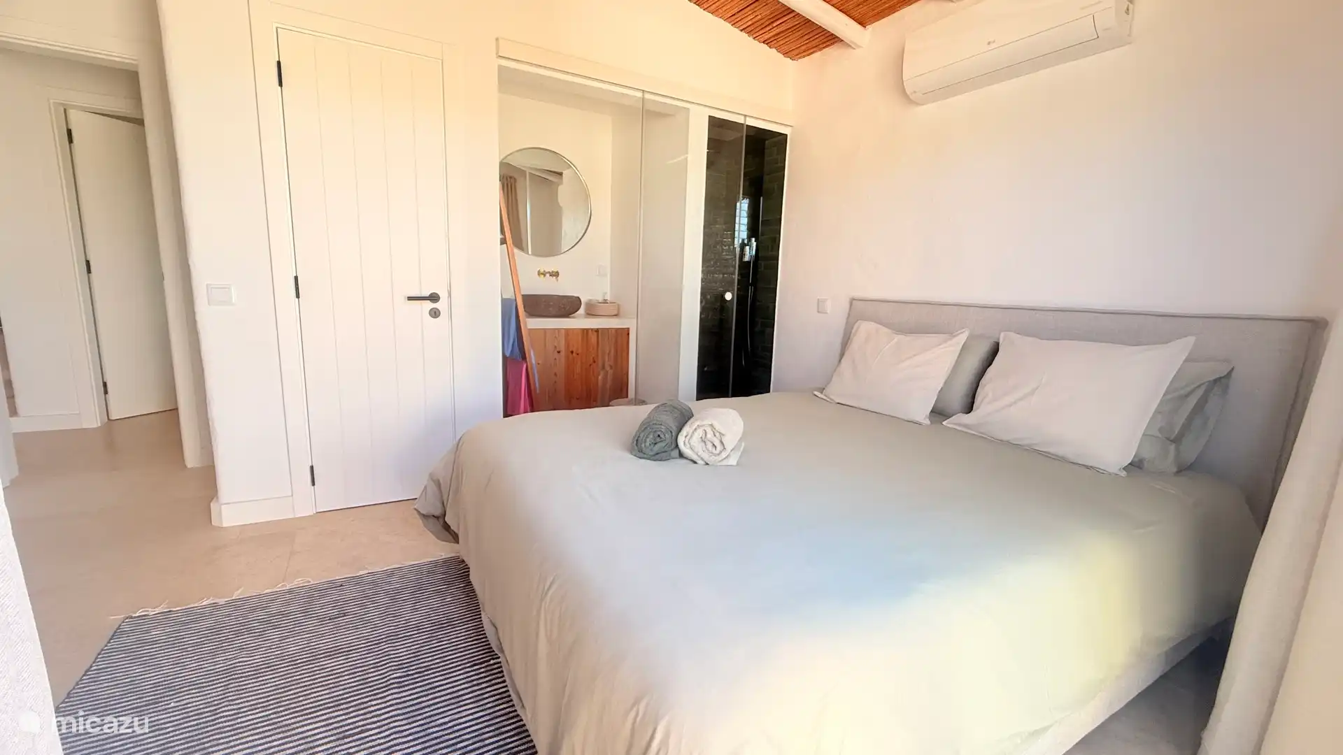 Slaapkamer 5 heeft ook een eigen douche en toilet. Een heerlijke kamer met schuifdeur en hordeur richting de buitenkeuken.