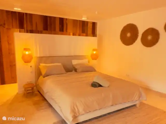 Casa da Madeira | Portugal, Algarve, Loulé - villa Les 6 chambres avec 6 salles de bains privatives donnent beaucoup d’intimité et de confort dans la maison. Il s’agit de la chambre principale avec une baignoire et possibilité d’un lit bébé. Toutes les chambres ont des portes moustiquaires (coulissantes).