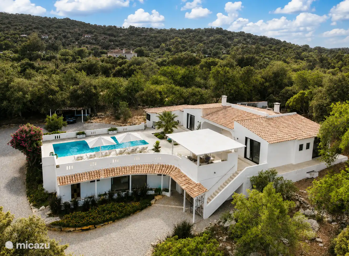 Een goeie overzichtsfoto waarop je ziet dat op hoogte van het zwembad er zich 4 slaapkamers bevinden. 3 in het hoofdhuis en 1 poolhouse. Met de buitentrap bereik je de onderste 2 grote slaapkamers.