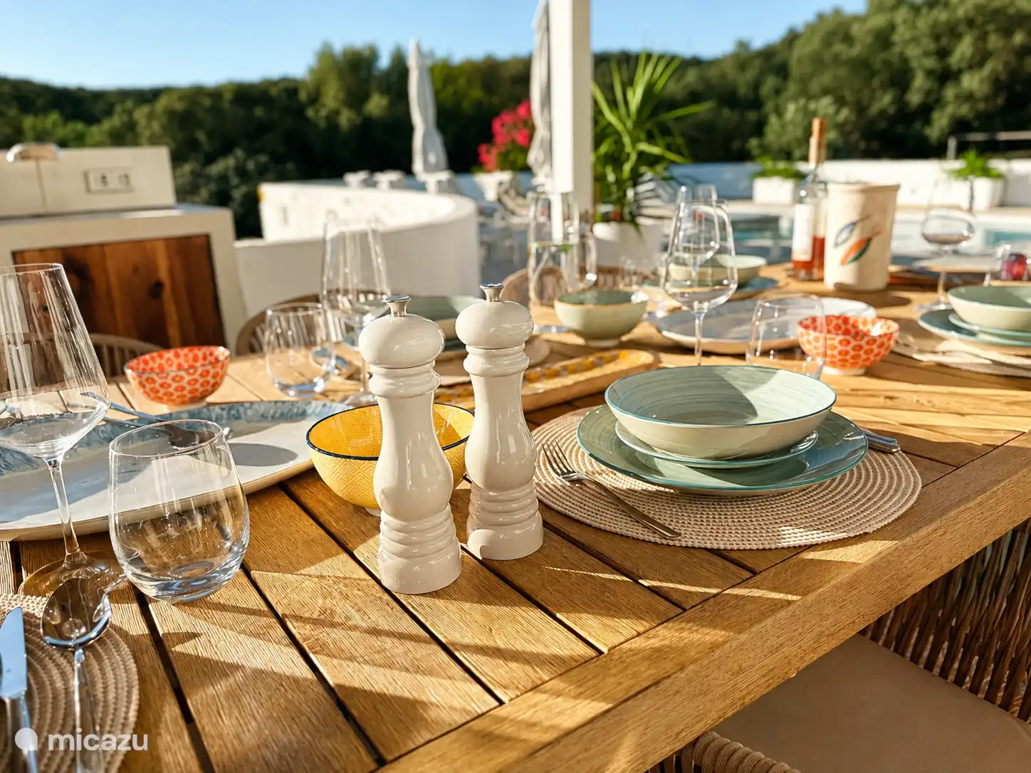 Wie schuift er hier aan? De buitenkeuken maakt Casa da Madeira zo gezellig en binnen is zo verbonden met buiten en buiten ook met binnen!