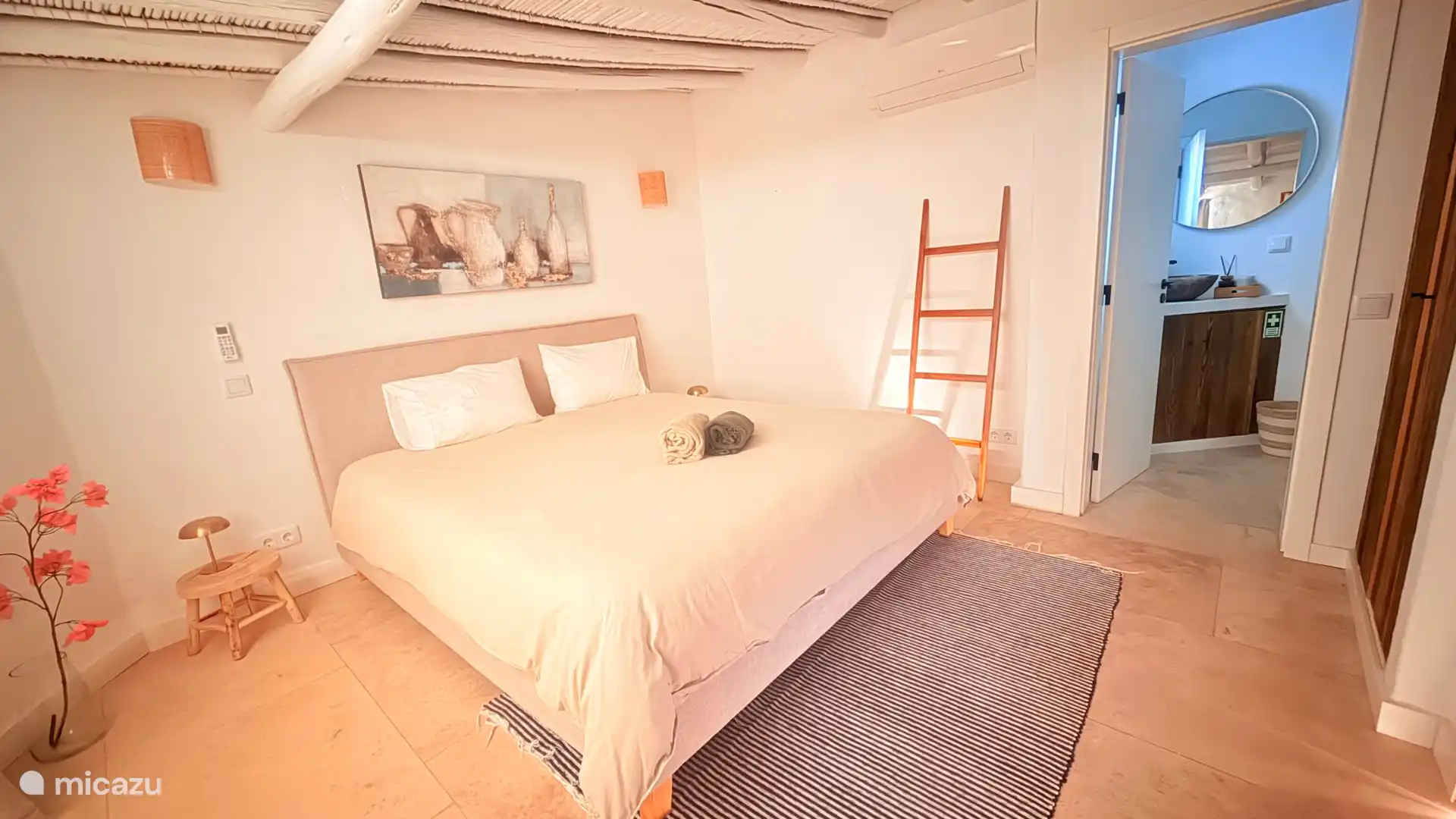 De poolroom is kamer 6, apart van het grote huis maar toch dichtbij het zwembad en de buitenkeuken. Een eigen douche en toilet, een heerlijke vibe!