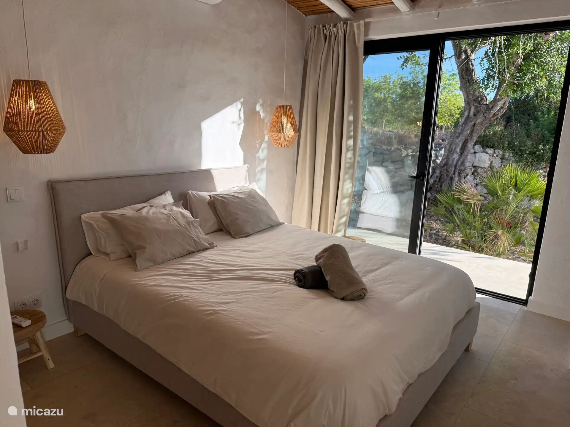 Todas las habitaciones tienen puertas mosquiteras y aire acondicionado.