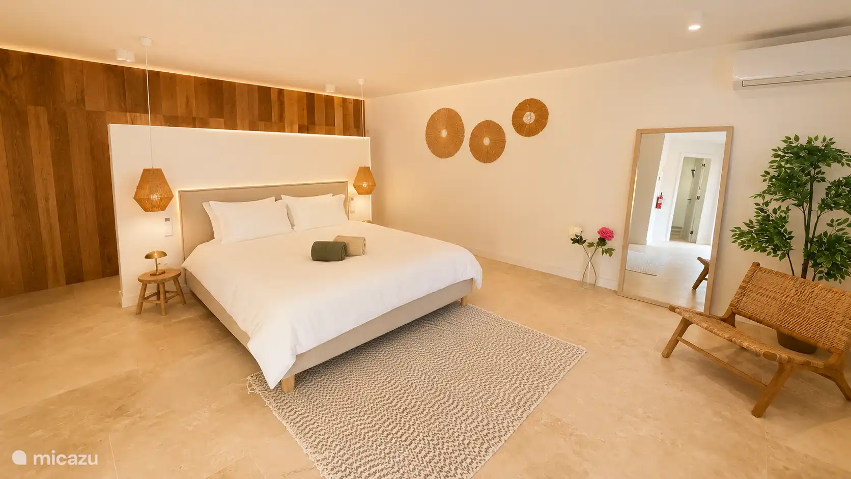 Dit is de grote master bedroom. Een bed van 180 cm breed, ruimte genoeg (ook voor een kinderbedje), veel kastruimte, badkamer ensuite met een bad, douche en dubbele wastafel.