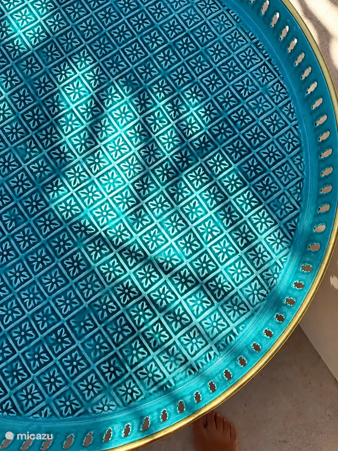 Portugees details zijn over te vinden, ook in het servies.