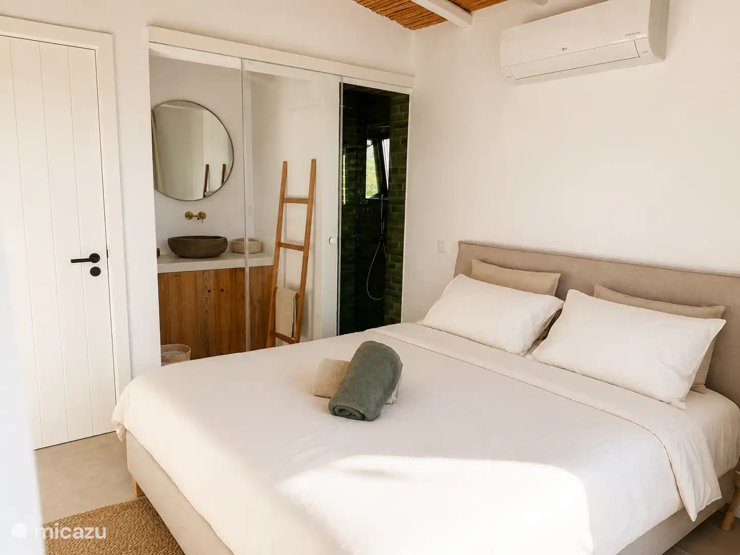 In het basishuis bevindt zich een master bedroom en deze 2 slaapkamers met een douche en een 160cm bed. Deze zit naast t zwembad.