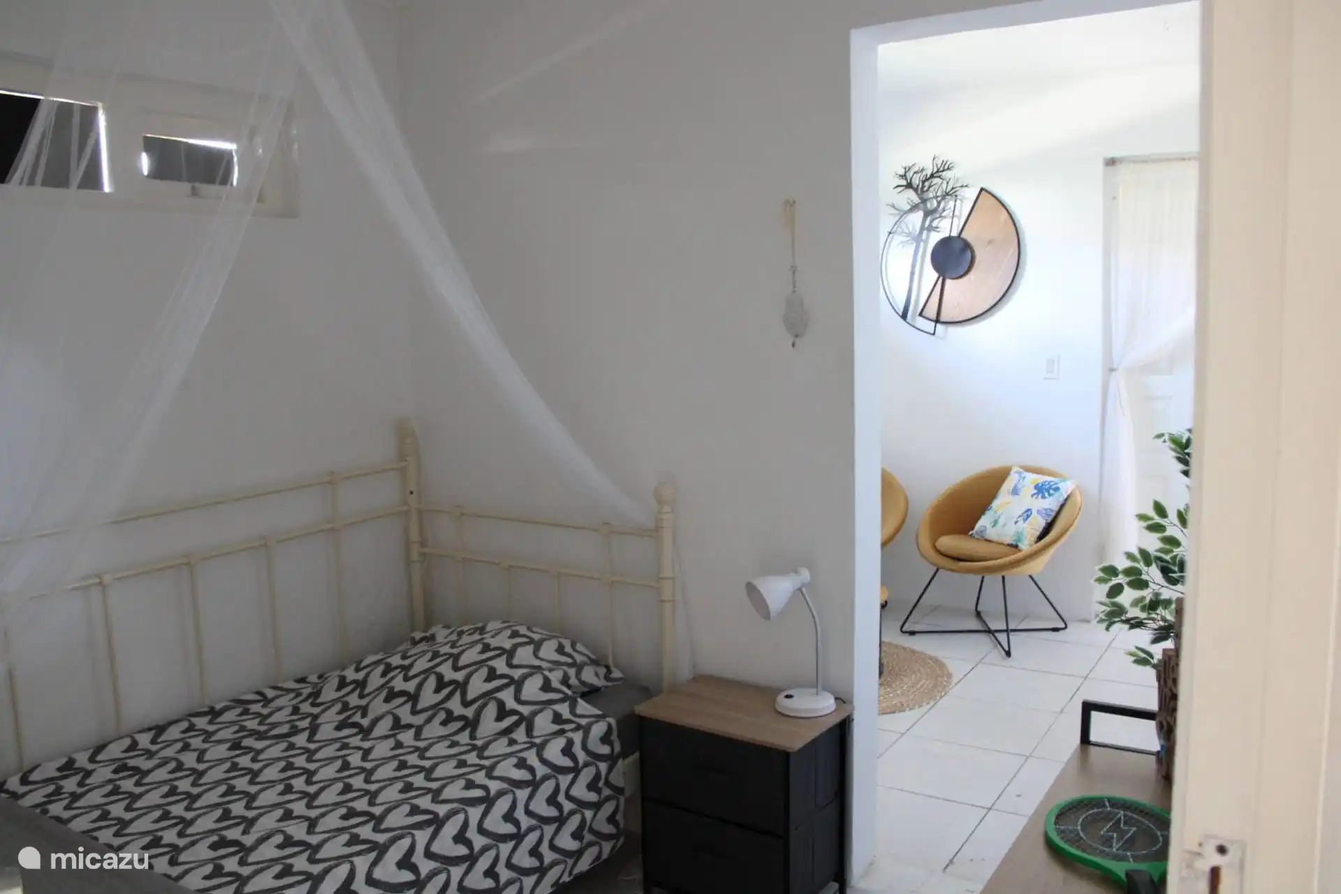 Schlafzimmer mit Sitzecke, in der Sie fernsehen können