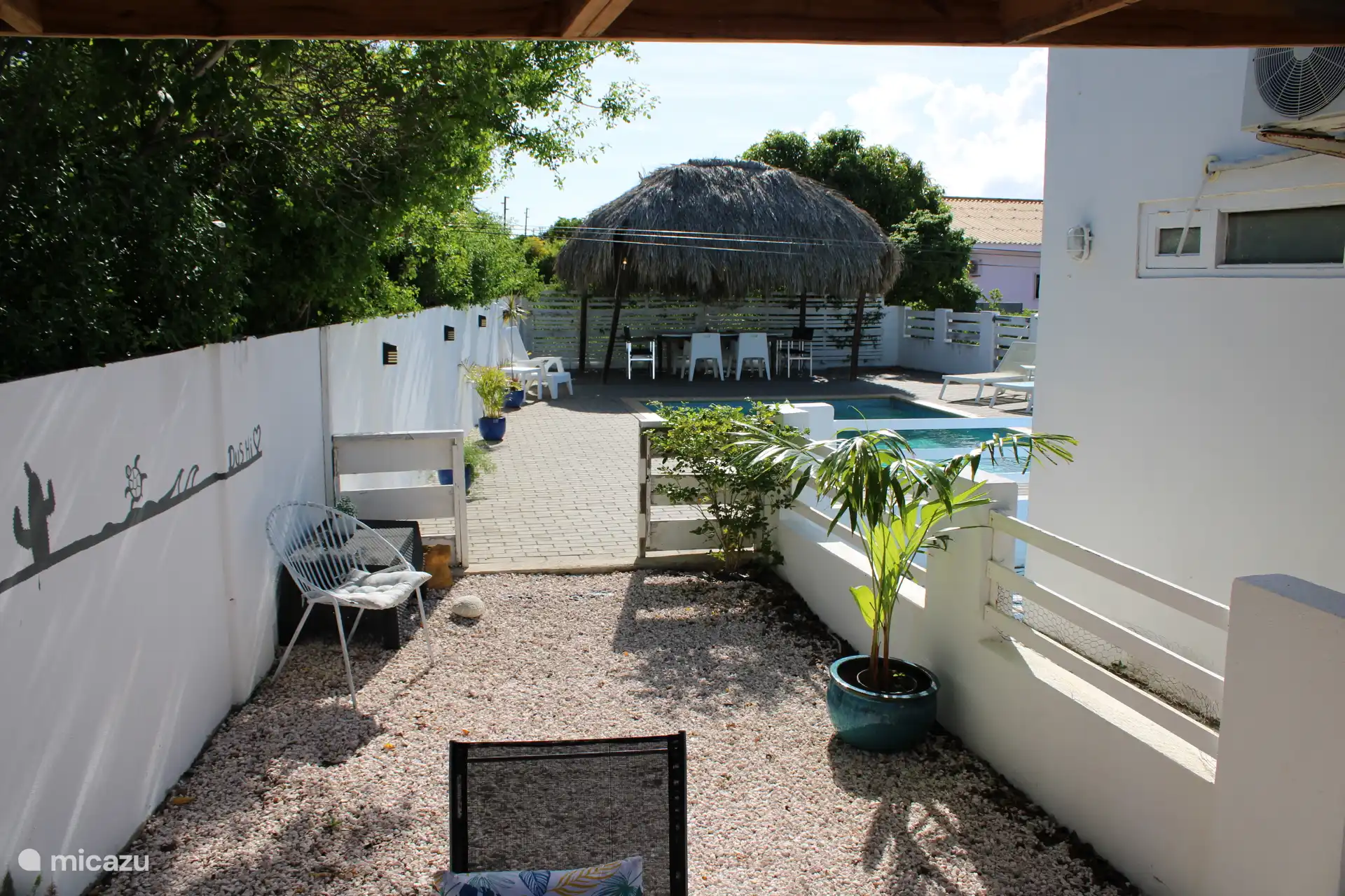 Blick von der Terrasse auf den Pool