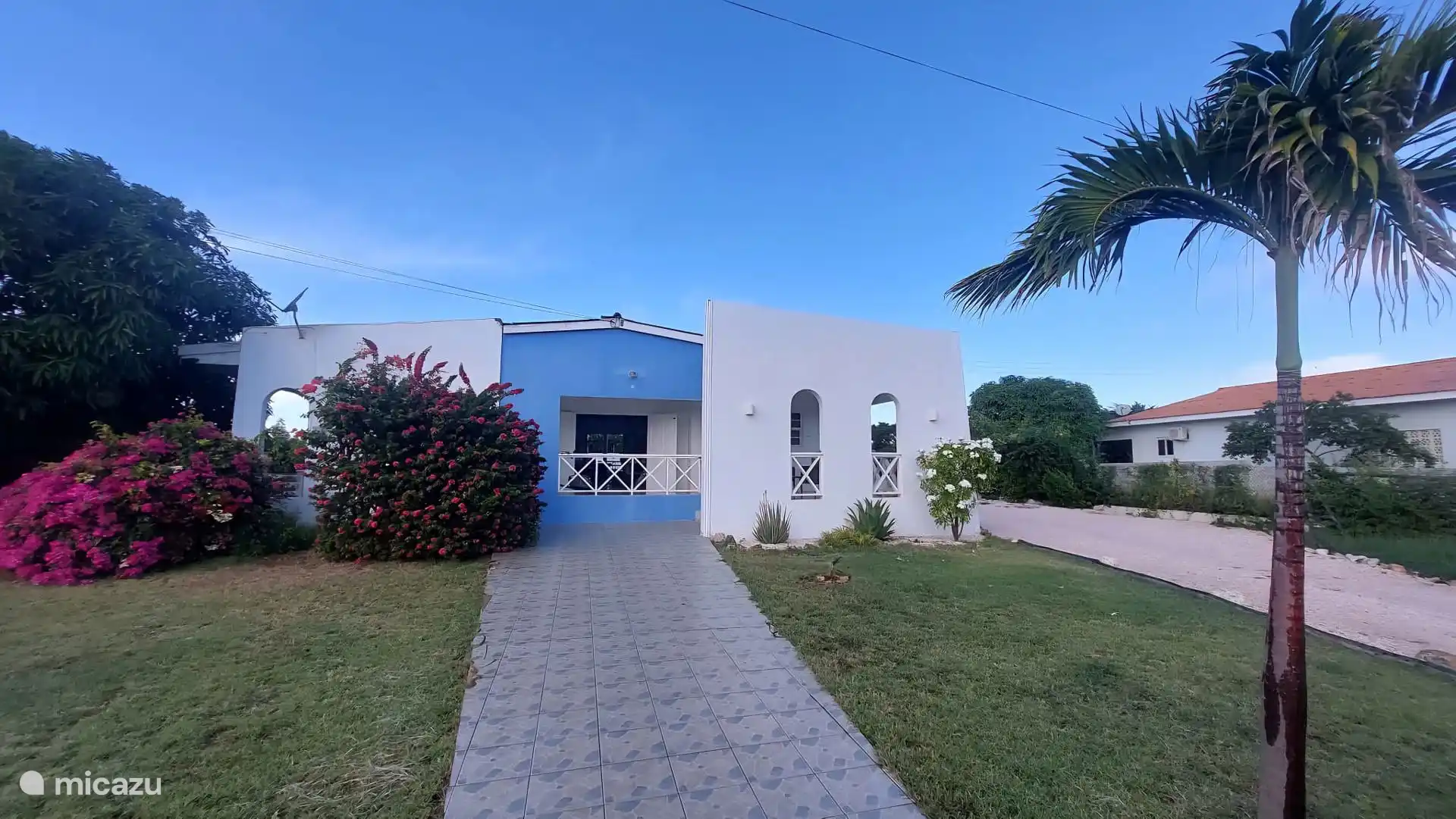 Unser Haus, mit dem Parkplatz auf der rechten Seite. Die Wohnung befindet sich auf der Rückseite.