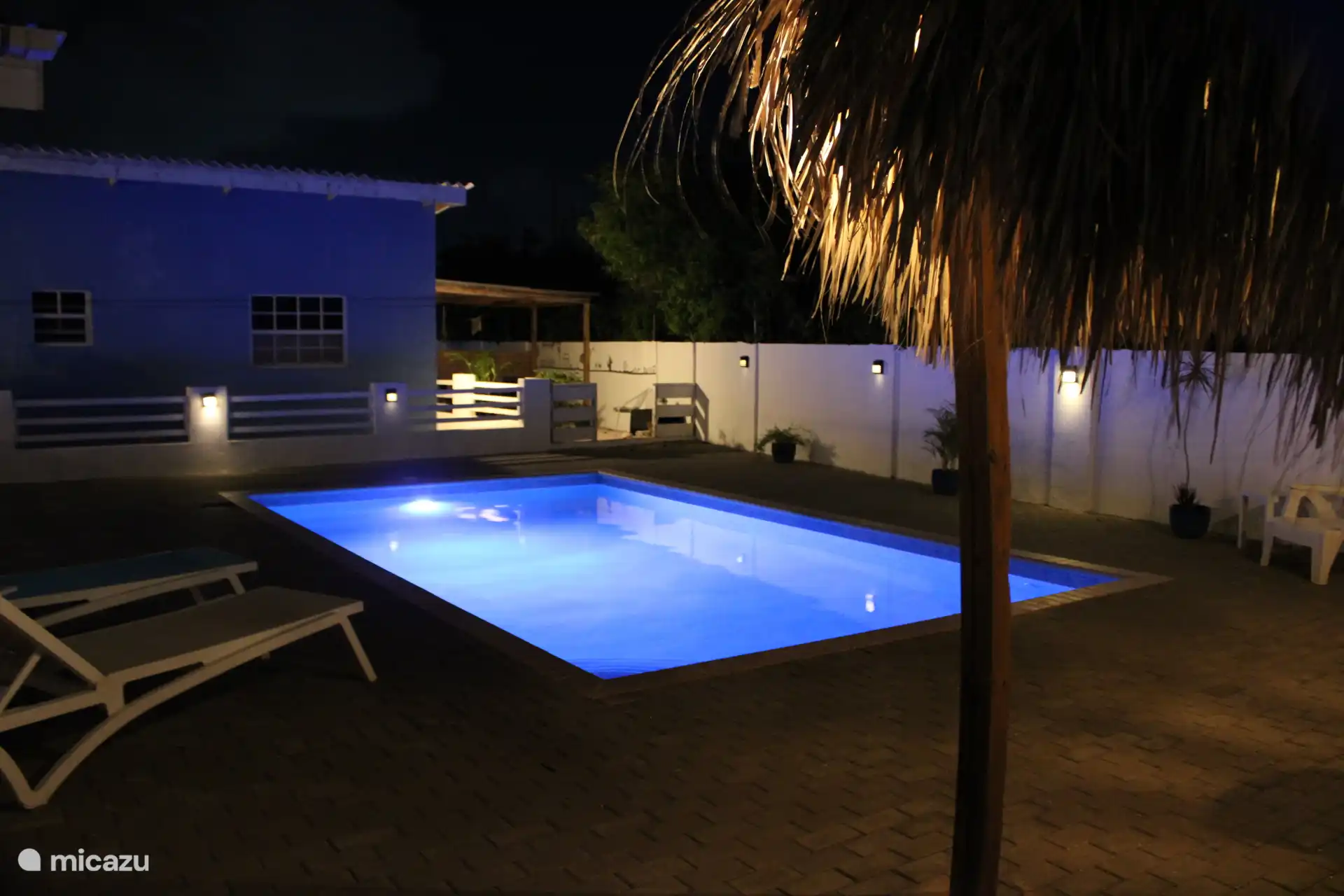 Schwimmbad am Abend mit Beleuchtung