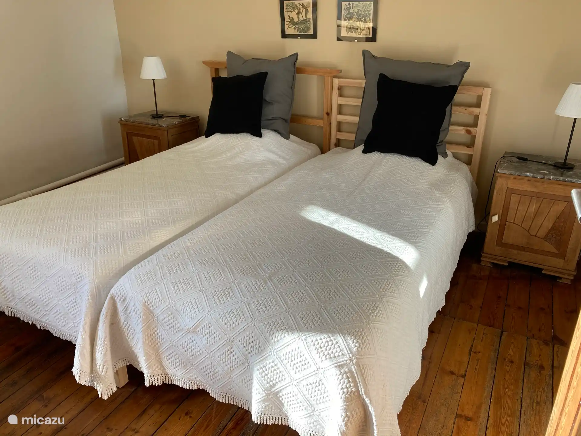 un dormitorio en el piso de arriba