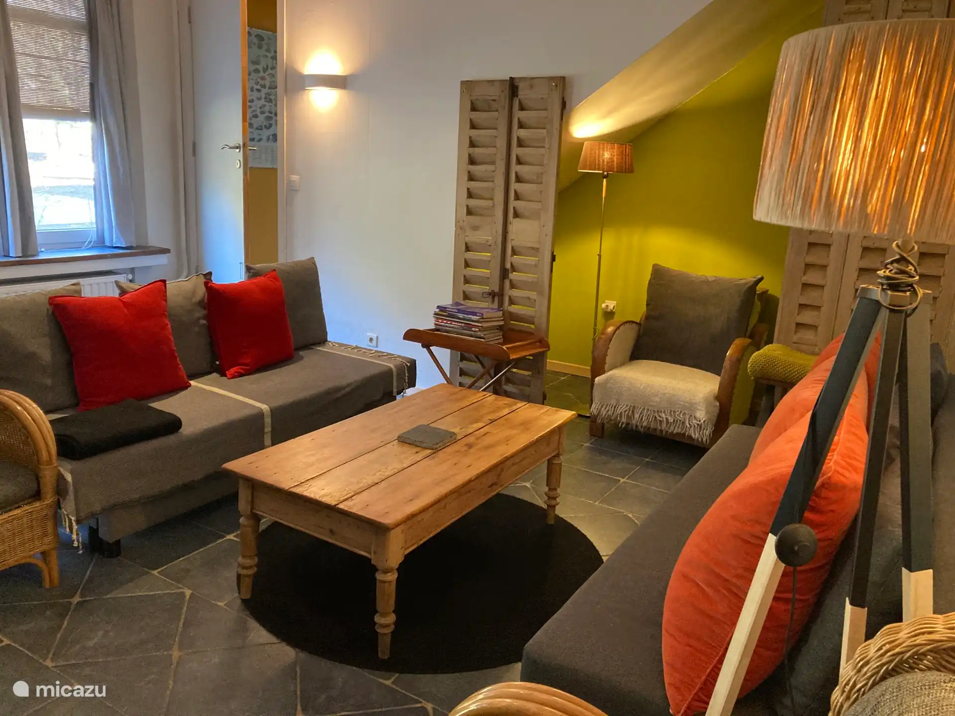 uno de los salones, con la chimenea