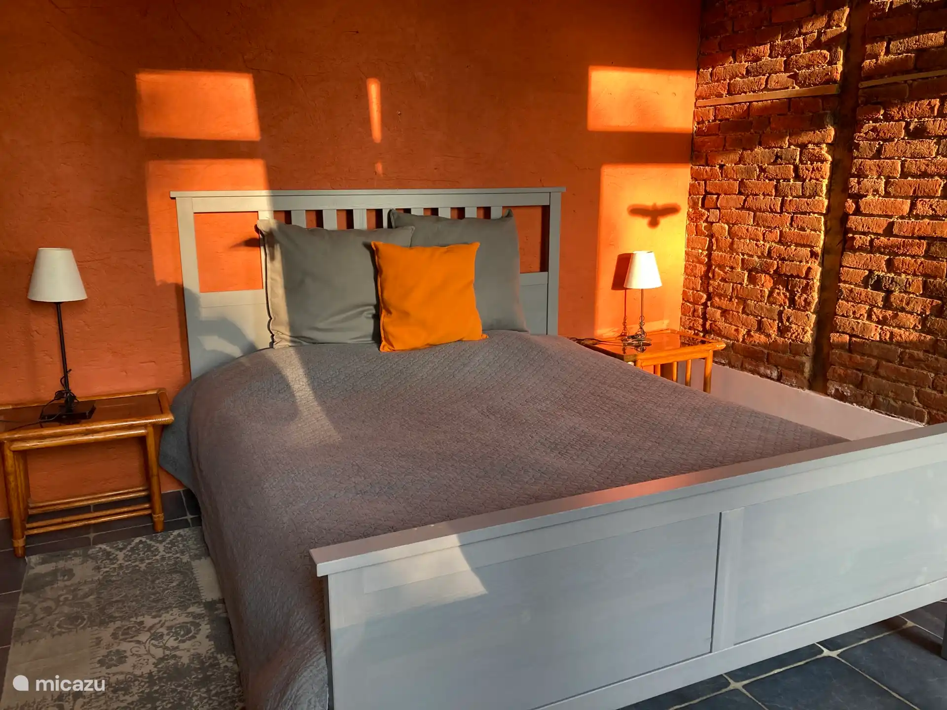 un dormitorio en la planta baja, con vistas al jardín