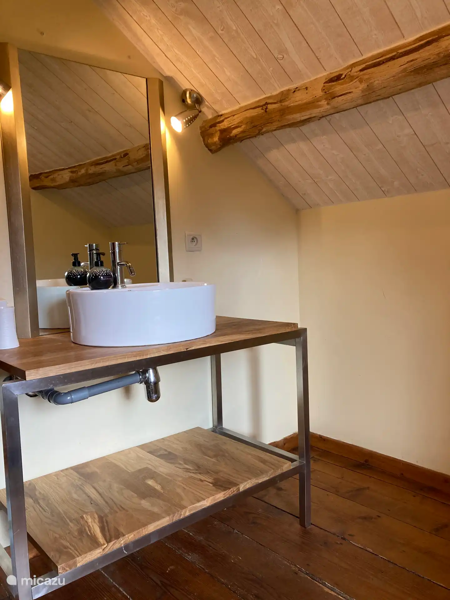 un baño con ducha en el piso de arriba