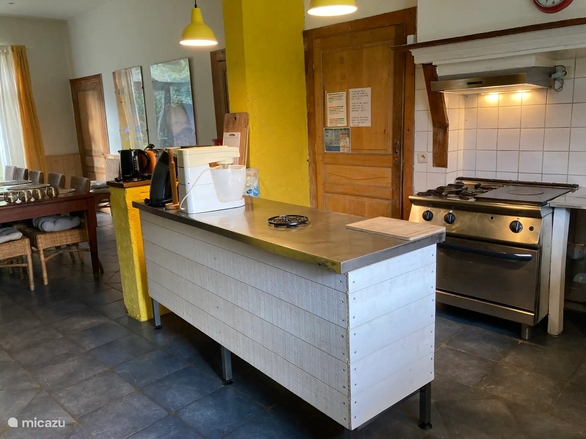 la cocina con vistas al comedor 